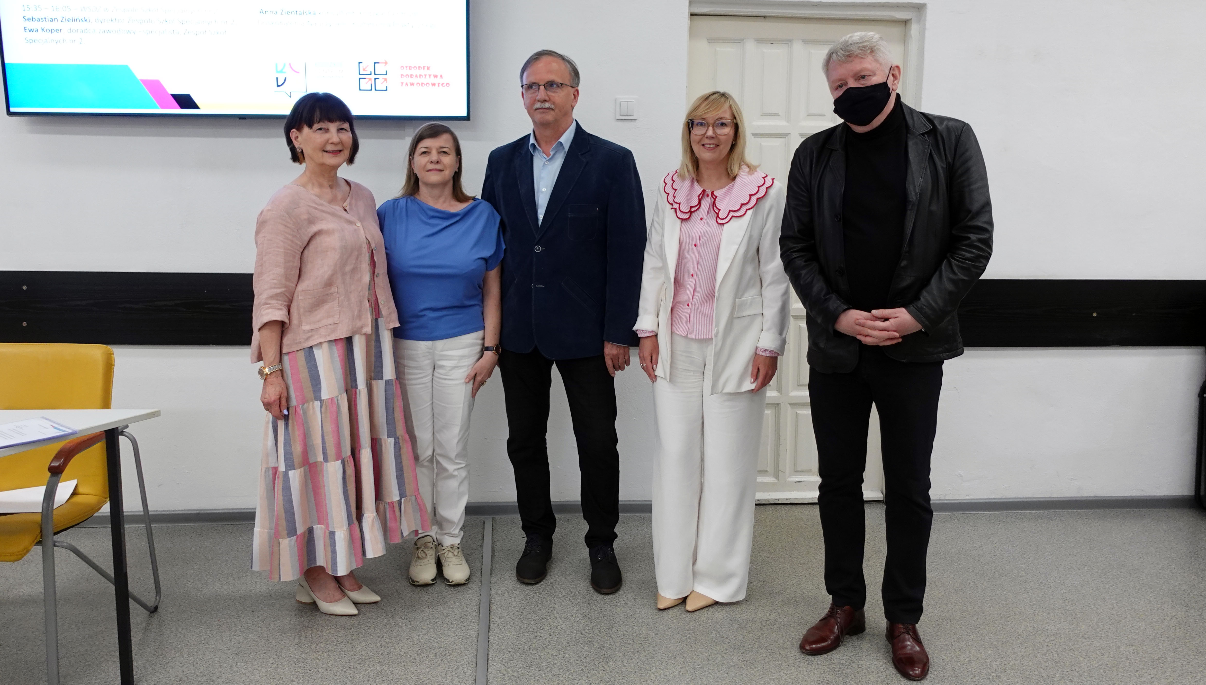 Zdjęcie grupowe prelegentów i uczestników konferencji