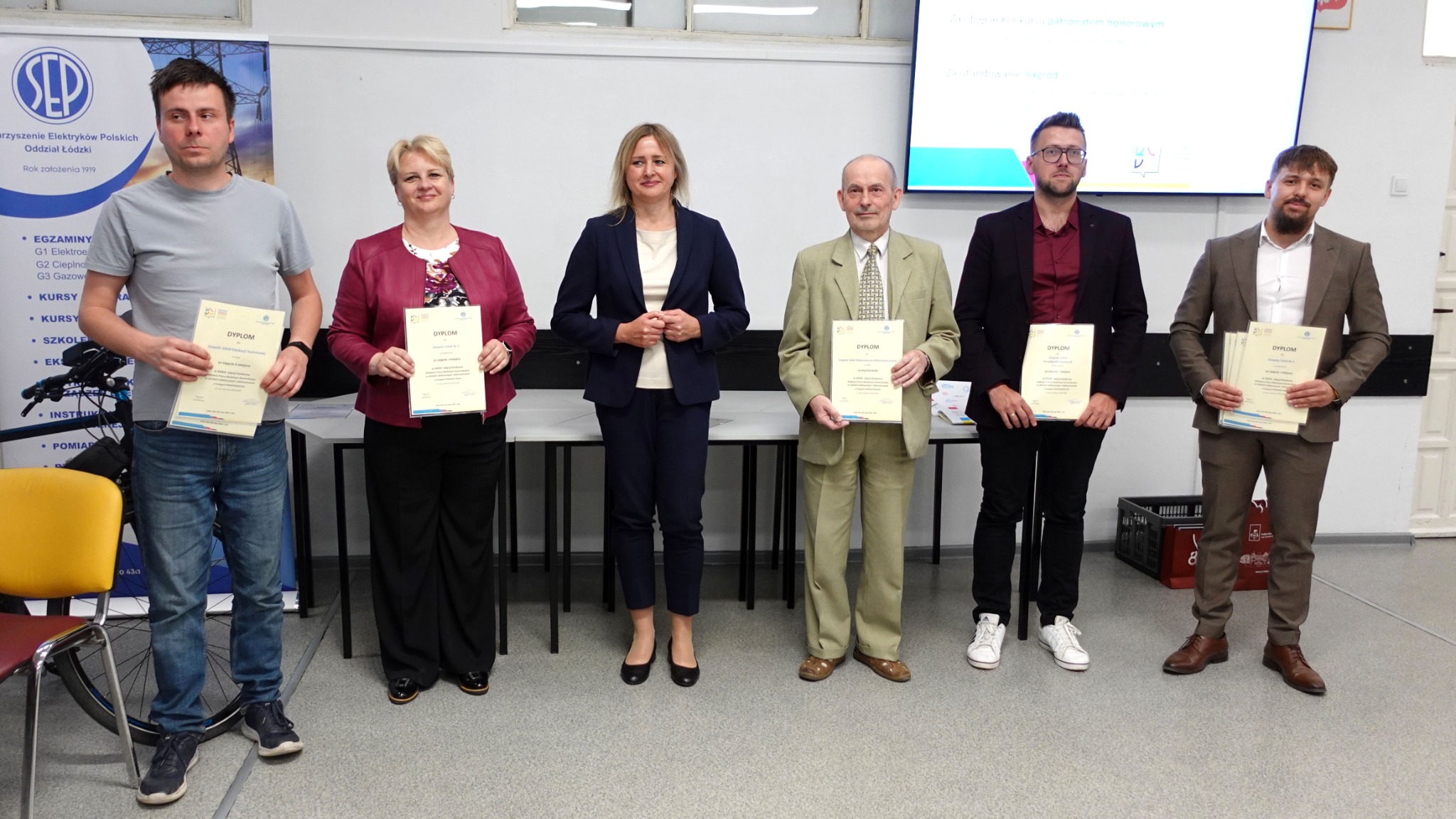 Zdjęcie grupowe z dyplomami po zakończeniu gali